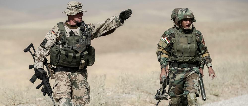 Irak, Erbil: Bundeswehr Soldaten und kurdische Peshmerga Soldaten bei einer Übung in der Ausbildungseinrichtung Bnaslawa bim Jahr 2016.