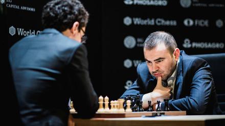Fabiano Caruana (links) gegen Shahkriyar Mamedyarow bei ihrer ersten Partie am dritten Spieltag.