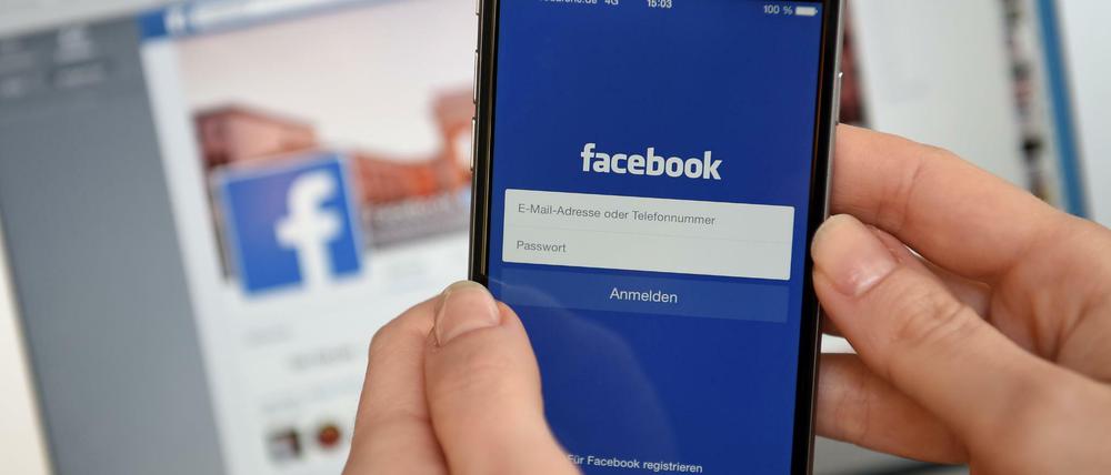 Facebook ist ein kostenloses soziales Netzwerk mit Millionen Nutzern.