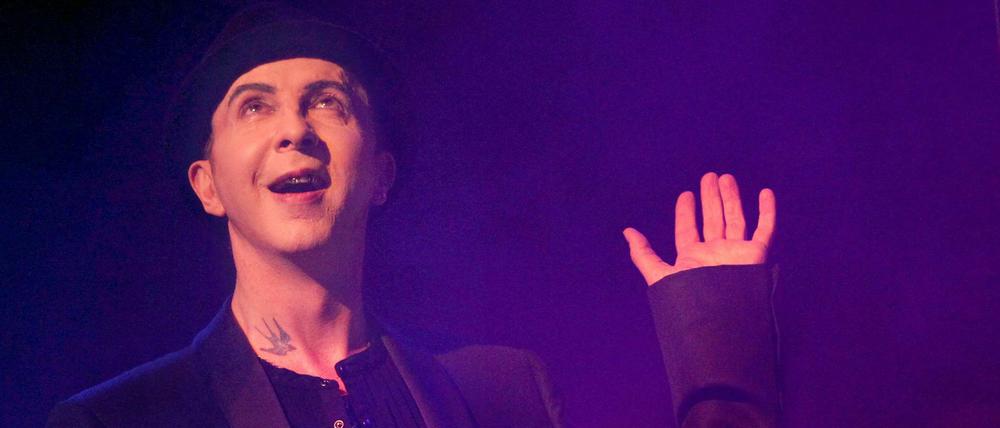 Der britische Popsänger Marc Almond bei einem Auftritt 2012 in Leipzig.