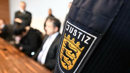 Der Angeklagte Hussein K. (3.v.l) im Freiburger Landgericht