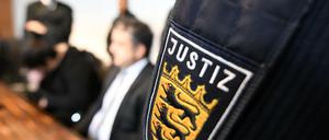 Der Angeklagte Hussein K. (3.v.l) im Freiburger Landgericht