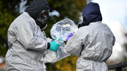 Experten untersuchen den Fundort der Opfer in Salisbury