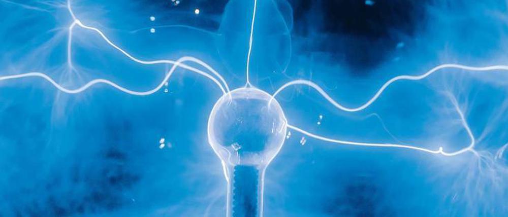Energiegeladen. Bei einer Entladung am Tesla-Generator leuchtet sonst unsichtbare Energie in Plasmakanälen.
