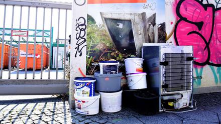 Müll vorm geschlossenen Tor eines BSR-Recyclinghofs.