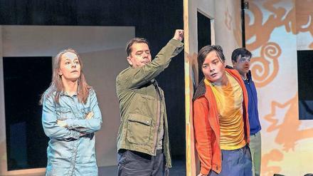 Frankie (Frederic Phung, mi.) und Lars (Jens Mondalski) reißen aus, um die Tante in Madagaskar zu besuchen. Oder war es doch Magdeburg? 