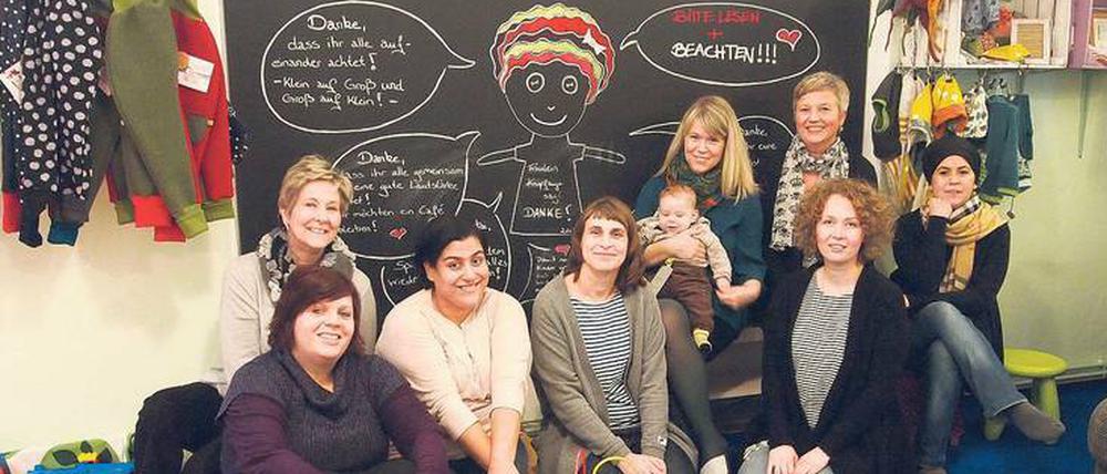 Gemeinsam statt einsam. Die Cafébetreiberinnen wollen in Zukunft absprechen, wie sie zum Beispiel mit Gästen umgehen, die im Café sitzen, aber nichts bestellen. Ilona Troncoso Munoz (3. v. l.) hat zum Treffen ins Fräulein Knopfauge geladen.