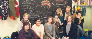 Gemeinsam statt einsam. Die Cafébetreiberinnen wollen in Zukunft absprechen, wie sie zum Beispiel mit Gästen umgehen, die im Café sitzen, aber nichts bestellen. Ilona Troncoso Munoz (3. v. l.) hat zum Treffen ins Fräulein Knopfauge geladen. 
