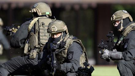 Polizisten der Antiterroreinheit GSG 9 2012 in Bonn während einer Vorführung vor dem ehemaligen Kanzleramt