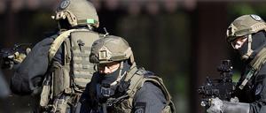 Polizisten der Antiterroreinheit GSG 9 2012 in Bonn während einer Vorführung vor dem ehemaligen Kanzleramt