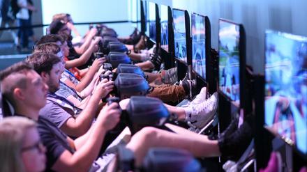Und das soll gesund sein? Gamer testen Spiele auf der Gamescom in Köln. 