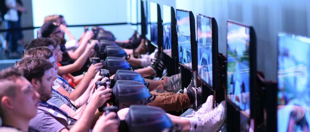 Und das soll gesund sein? Gamer testen Spiele auf der Gamescom in Köln.