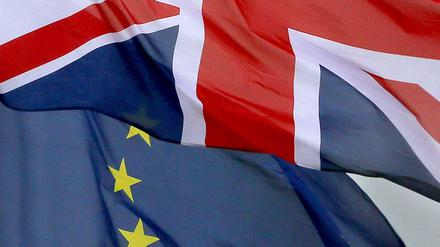 Die Fahne von Großbritannien über der europäischen Flagge.   