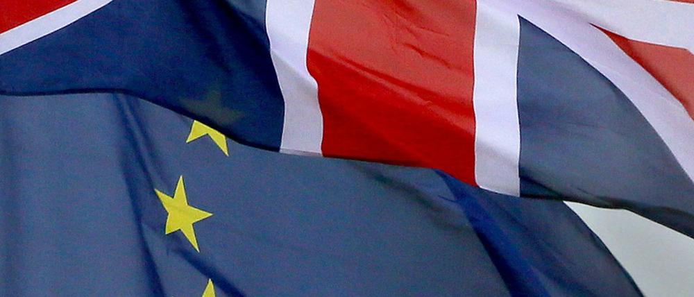 Die Fahne von Großbritannien über der europäischen Flagge.   