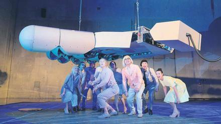 Druck von oben auf Jule Böwe, Bernardo Arias Porras, Ingo Günther, Florian Anderer, Carol Schuler, Bastian Reiber, Axel Wandtke und Ruth Rosenfeld (v.l.). 