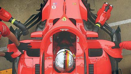 Mehr Schutz, weniger Sicht. Seit dieser Saison ist der neue Cockpitschutz namens Halo für alle Wagen verpflichtend. Die Fahrer freut es nicht.