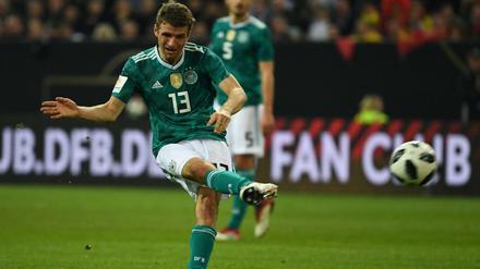Neu im Repertoire. Thomas Müller probierte sich gegen Spanien mit Erfolg als Tipp-Kick-Spieler.