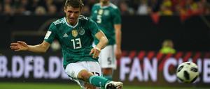 Neu im Repertoire. Thomas Müller probierte sich gegen Spanien mit Erfolg als Tipp-Kick-Spieler.