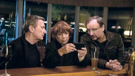 Zum Abschied schauen bei Bella Block (Hannelore Hoger) Ex-Kollege Malte Schnaak (Rainer Bock, re.) und Ex-Freund Simon Abendroth (Rudolf Kowalski) vorbei.