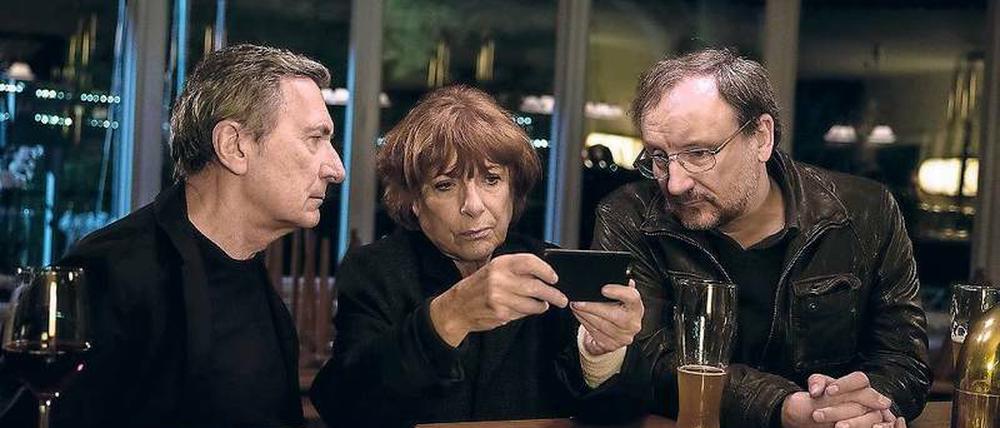 Zum Abschied schauen bei Bella Block (Hannelore Hoger) Ex-Kollege Malte Schnaak (Rainer Bock, re.) und Ex-Freund Simon Abendroth (Rudolf Kowalski) vorbei.