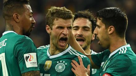 Grüne Freude. Boateng, Müller, Hummels und Khedira (von links) bejubeln das 1:1 in ihren neuen Auswärtstrikots.