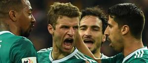 Grüne Freude. Boateng, Müller, Hummels und Khedira (von links) bejubeln das 1:1 in ihren neuen Auswärtstrikots.