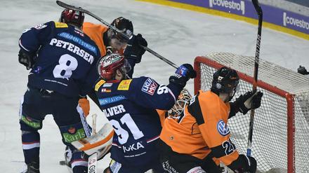Enge Kiste. Vor dem Tor und beim Ergebnis schenken sich Eisbären und Grizzlys nichts.