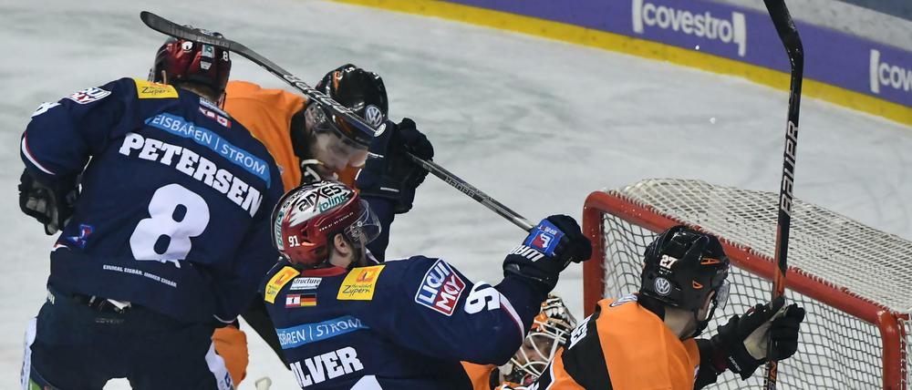 Enge Kiste. Vor dem Tor und beim Ergebnis schenken sich Eisbären und Grizzlys nichts.