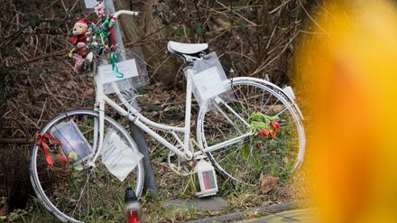 Ein weißes Fahrrad am Tatort in Gedenken an das Opfer der Kölner Raser