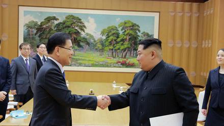 Machthaber Kim Jong Un beim Handschlag mit Südkoreas Direktor für Nationale Sicherheit, Chung Eui Yong. 