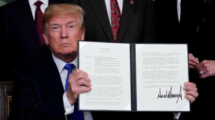 US-Präsident Trump präsentiert den Erlass gegen China.