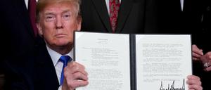 US-Präsident Trump präsentiert den Erlass gegen China.