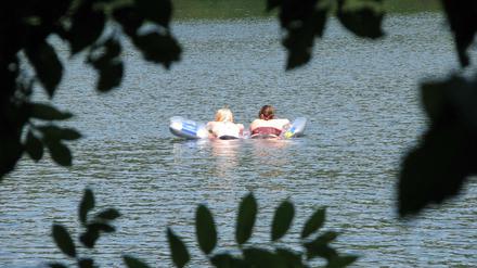 Der Schlachtensee ist ein Idyll. Doch in der Badesaison kommt es immer wieder zu Konflikten zwischen Badenden, Spaziergängern, feiernden Jugendlichen, Hundehaltern und Radfahrern.