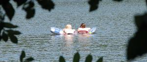 Der Schlachtensee ist ein Idyll. Doch in der Badesaison kommt es immer wieder zu Konflikten zwischen Badenden, Spaziergängern, feiernden Jugendlichen, Hundehaltern und Radfahrern.