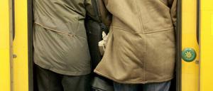 Umfallen unmöglich. So oder so ähnlich sieht es in Berliner U-Bahnen zu Stoßzeiten allzu häufig aus.