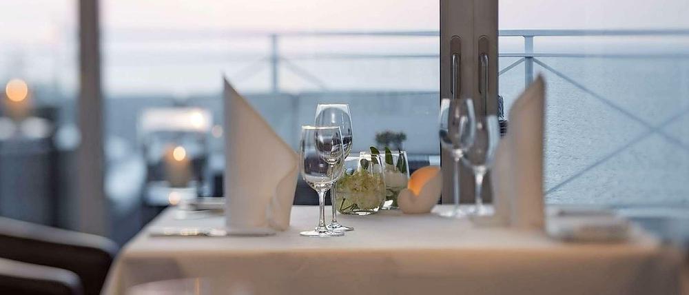 Blick aus dem Restaurant "Ostseelounge" unter dem Dach des Strandhotels Fischland in Dierhagen.