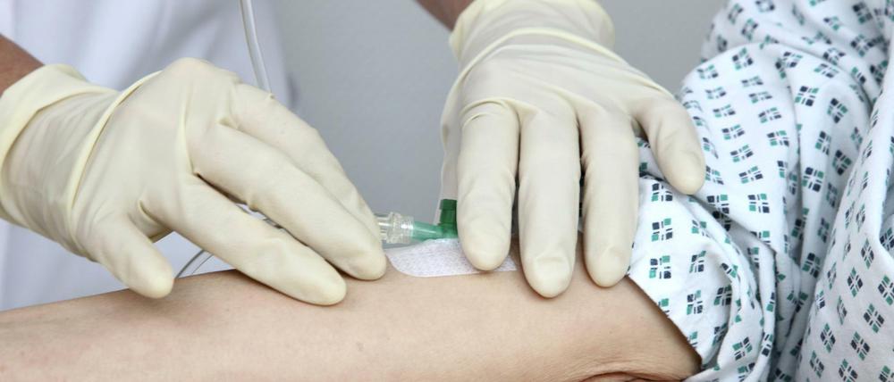 Eine Krankenschwester legt einen Zugang für eine Infusion.