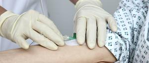 Eine Krankenschwester legt einen Zugang für eine Infusion.