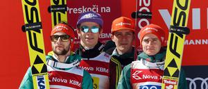 Erfolgreiches Quartett: Markus Eisenbichler (l-r), Andreas Wellinger, Stephan Leyhe und Richard Freitag aus Deutschland jubeln über den zweiten Platz nach dem Teamfliegen.