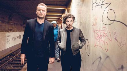 Es ist eher dem Zufall zuzuschreiben, dass bei Meret Becker und Mark Waschke (linkes Bild), die die Berliner „Tatort“-Kommissare spielen, Wohn- und Handlungsort übereinstimmen, denn bei Schauspielern ist die Hauptstadt ohnedies überaus beliebt. 