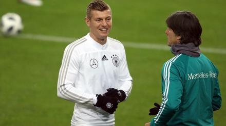 Toni Kroos und Nationaltrainer Jogi Löw.
