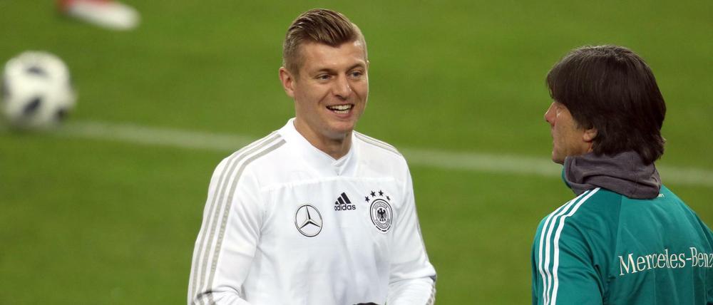 Toni Kroos und Nationaltrainer Jogi Löw.
