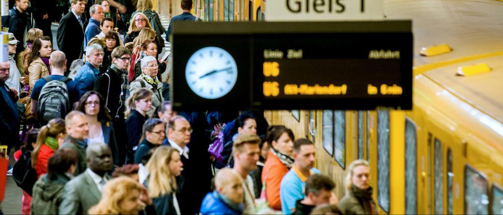 U-Bahn-Fahrgäste drängen sich am Bahnhof Friedrichstraße in Berlin.