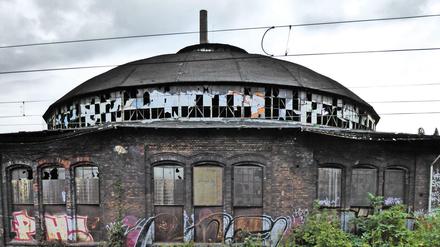 Neben dem denkmalgeschützten Rundlokschuppen könnten ein Möbelhaus und eine Schule entstehen.