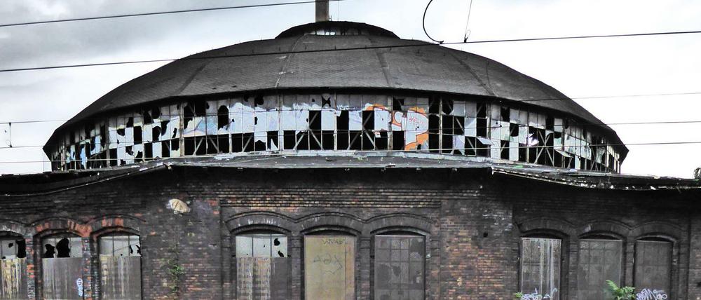Neben dem denkmalgeschützten Rundlokschuppen könnten ein Möbelhaus und eine Schule entstehen.
