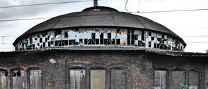 Neben dem denkmalgeschützten Rundlokschuppen könnten ein Möbelhaus und eine Schule entstehen.