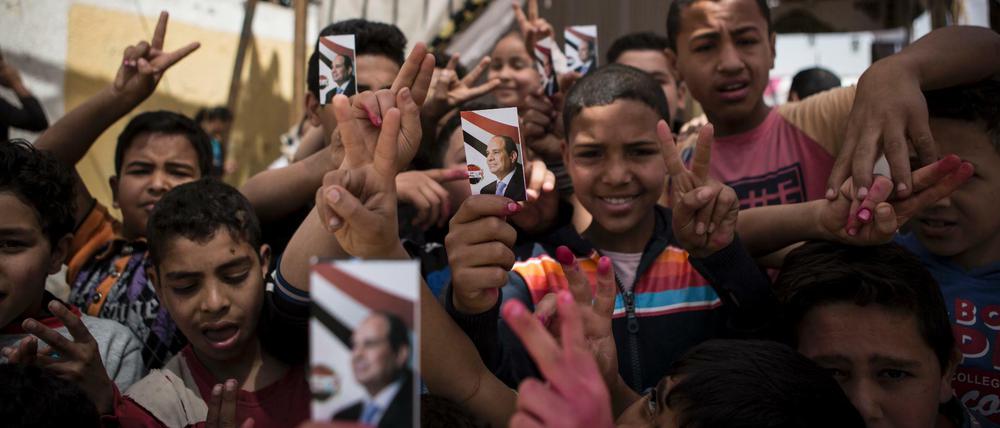 Alle für einen: Ägyptens Präsident al Sisi stand als Sieger der Wahl eigentlich fest - sein einziger Gegenkandidat war ein Unterstützer. Wahlwerbung wurde dennoch intensiv gemacht - auch von Kindern direkt vorm Wahllokal.
