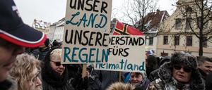 Eine Demo des Bürgervereins "Zukunft Heimat" gegen Flüchtlinge am 17. März in Cottbus.