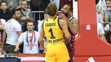 Reggie Redding vom FC Bayern München und Joshiko Saibou von Alba Berlin geraten aneinander. 