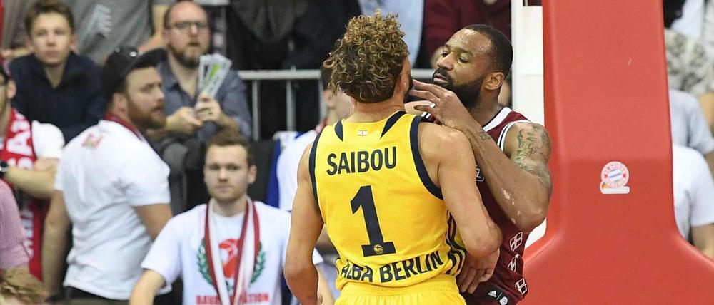 Reggie Redding vom FC Bayern München und Joshiko Saibou von Alba Berlin geraten aneinander.